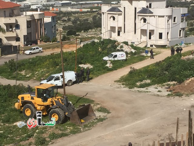 فيديو: قوات كبيرة ومُدججة بالدبابات والصواريخ تهدم اساسات بيت الشيخ غازي عيسى بحجة البناء في ارض المنهال ...